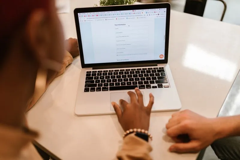 Setting up an advertising account on a laptop